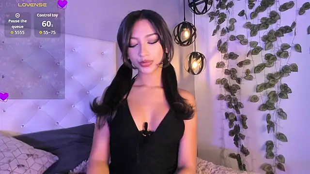 Nicollee Heart online show from March 25, 2026, 1:43 pm