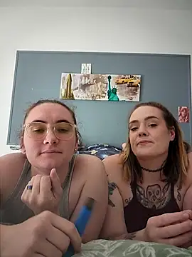 Snapshot of AndHerXO chatting on May 15, 2026, 4:05 pm AndHerXO online show from May 15, 2026, 4:05 pm