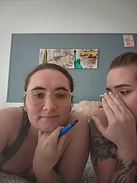 Snapshot of AndHerXO chatting on August 1, 2026, 4:05 pm AndHerXO online show from August 1, 2026, 4:05 pm
