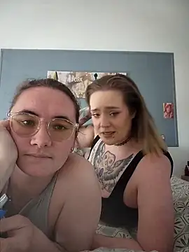 Snapshot of AndHerXO chatting on May 1, 2026, 3:06 pm AndHerXO online show from May 1, 2026, 3:06 pm