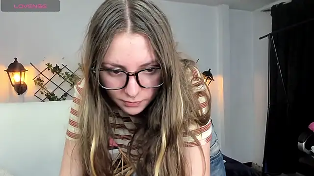 Snapshot of velvet__moon chatting on March 13, 2026, 3:55 am velvet moon online show from March 13, 2026, 3:55 am