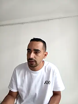 stivenlujan69 online show from April 15, 2026, 8:31 pm