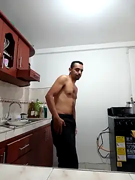 stivenlujan69 online show from April 29, 2026, 4:44 pm