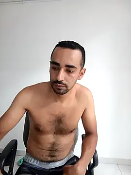 stivenlujan69 online show from April 24, 2026, 7:49 pm