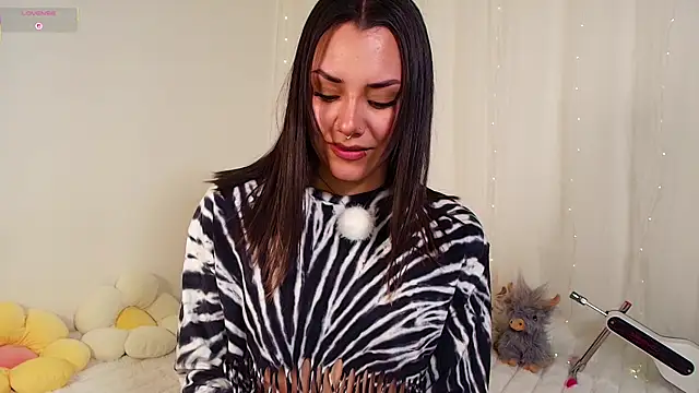Isa laurentt  online show from July 18, 2026, 7:55 pm