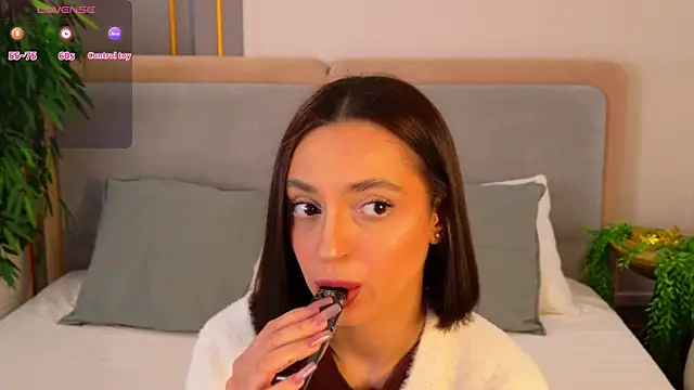 AdoraCortes online show from April 7, 2026, 5:09 am