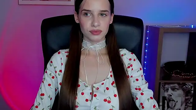 Snapshot of LuxMaya chatting on November 12, 2025, 7:45 am LuxMaya online show from November 12, 2025, 7:45 am