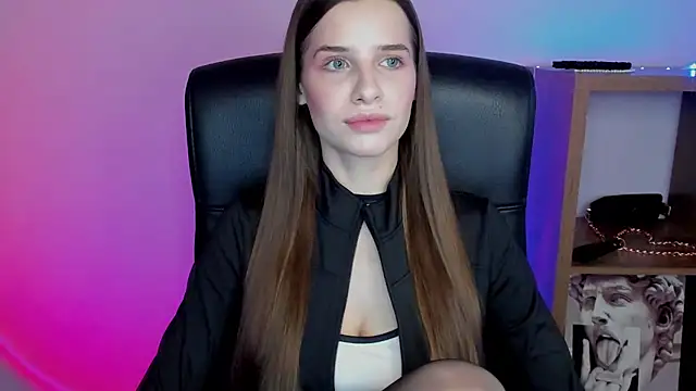 Snapshot of LuxMaya chatting on November 17, 2025, 7:34 am LuxMaya online show from November 17, 2025, 7:34 am