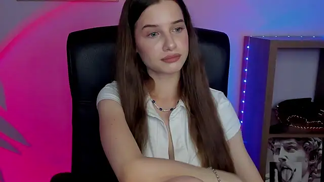 Snapshot of LuxMaya chatting on October 1, 2025, 7:13 am LuxMaya online show from October 1, 2025, 7:13 am