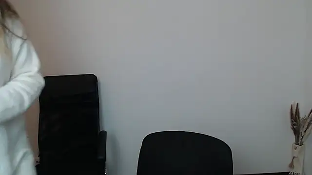 Darklure  online show from October 29, 2025, 10:20 pm