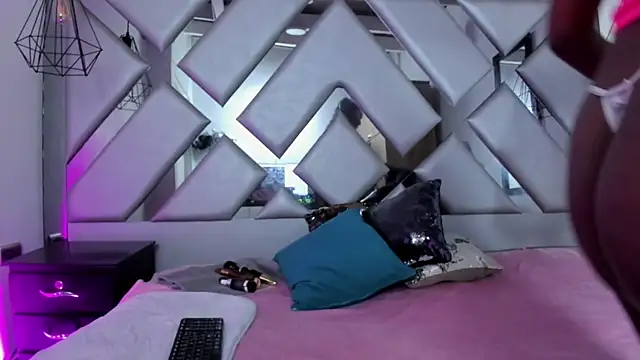 Snapshot of Lorenn_Hill chatting on November 4, 2025, 1:04 pm Lorenn Hill online show from November 4, 2025, 1:04 pm