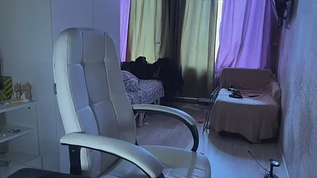 eleganc3 online show from April 18, 2026, 7:33 am