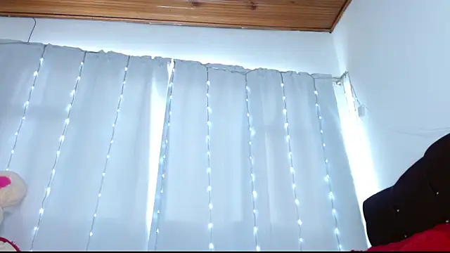 Charlothe Wright online show from April 26, 2026, 5:10 pm