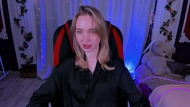 Snapshot of EllaBloom chatting on November 19, 2025, 3:56 pm EllaBloom online show from November 19, 2025, 3:56 pm