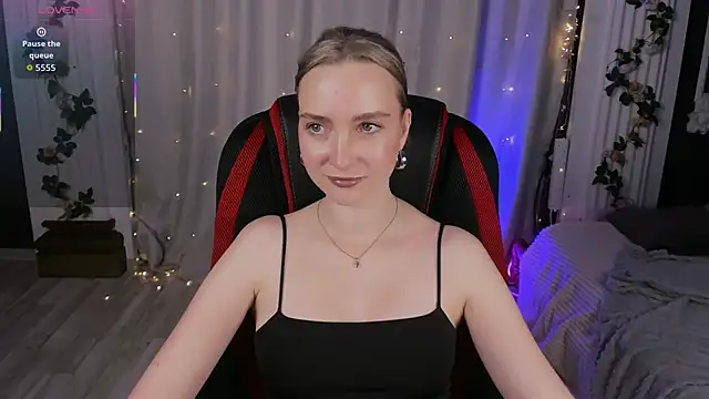 Snapshot of EllaBloom chatting on September 24, 2025, 2:34 pm EllaBloom online show from September 24, 2025, 2:34 pm