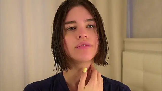 EleneButton online show from April 12, 2026, 1:20 am