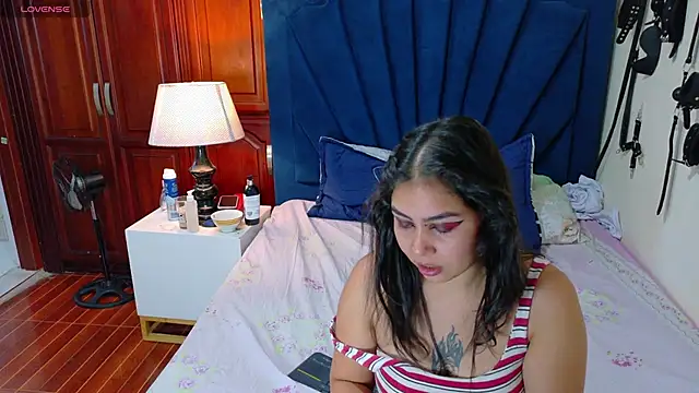 Snapshot of RoxyandAron2 chatting on June 2, 2026, 12:05 pm RoxyandAron2 online show from June 2, 2026, 12:05 pm
