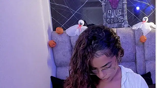 roxanne dl online show from October 14, 2025, 4:51 pm