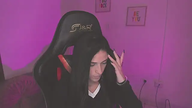 ZoeValencia1 online show from April 7, 2026, 7:59 pm