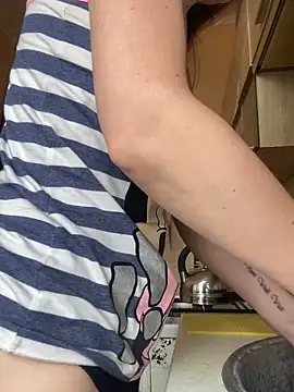 Snapshot of Cute_Erika chatting on November 14, 2025, 12:20 pm Cute Erika online show from November 14, 2025, 12:20 pm