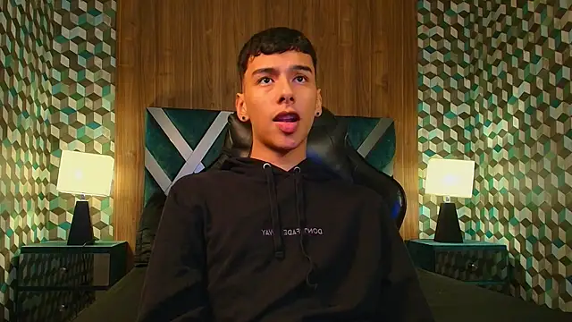 Snapshot of Aiden_Royce chatting on October 24, 2025, 5:39 am Aiden Royce online show from October 24, 2025, 5:39 am