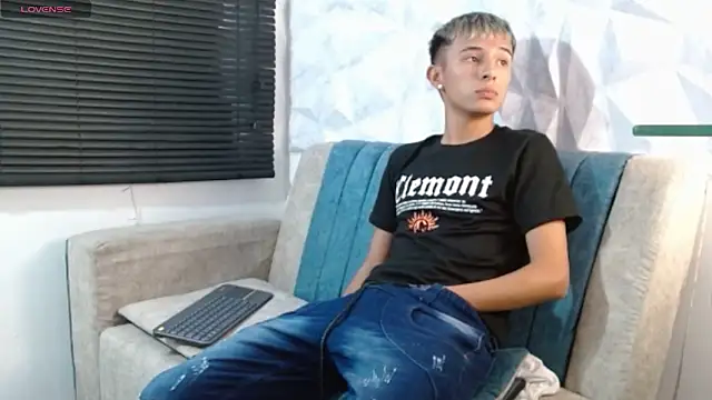 Snapshot of Isaac_tan chatting on December 4, 2025, 10:09 pm Isaac tan online show from December 4, 2025, 10:09 pm