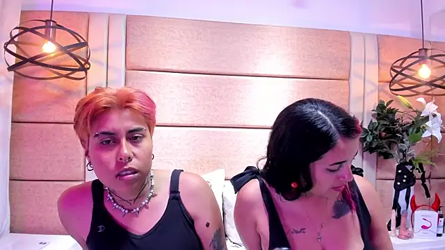 AnnieAndReach online show from December 22, 2025, 7:36 pm