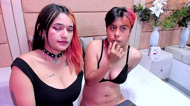 Snapshot of AnnieAndReach chatting on November 26, 2025, 7:36 pm AnnieAndReach online show from November 26, 2025, 7:36 pm