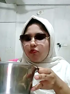 Snapshot of Nusrat-N chatting on May 18, 2026, 4:34 pm Nusrat-N online show from May 18, 2026, 4:34 pm