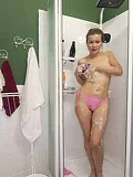 Snapshot of Julia_Giulia chatting on December 16, 2025, 8:13 pm Julia Giulia online show from December 16, 2025, 8:13 pm