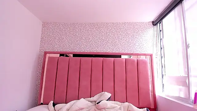 Hanna Lee   online show from November 9, 2025, 3:38 pm