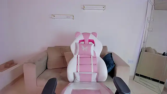 april smiith online show from October 24, 2025, 12:15 pm