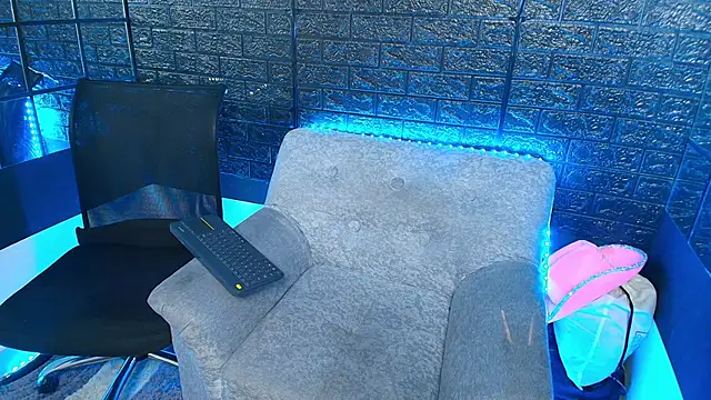 Snapshot of HellAndDante_ chatting on November 24, 2025, 10:43 pm HellAndDante online show from November 24, 2025, 10:43 pm