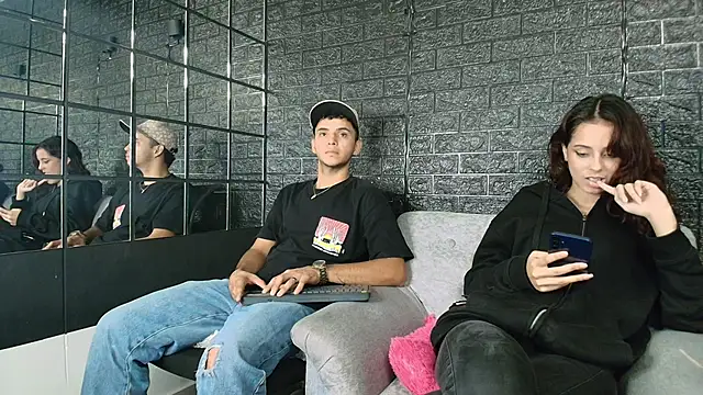 Snapshot of HellAndDante_ chatting on November 22, 2025, 12:10 am HellAndDante online show from November 22, 2025, 12:10 am