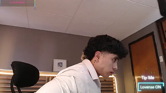 Snapshot of PaulEvens chatting on February 11, 2026, 1:11 pm PaulEvens online show from February 11, 2026, 1:11 pm