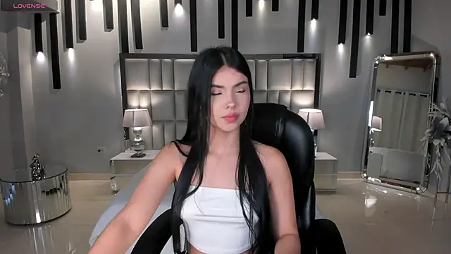 Snapshot of MiaLaurence chatting on May 24, 2026, 11:43 am MiaLaurence online show from May 24, 2026, 11:43 am