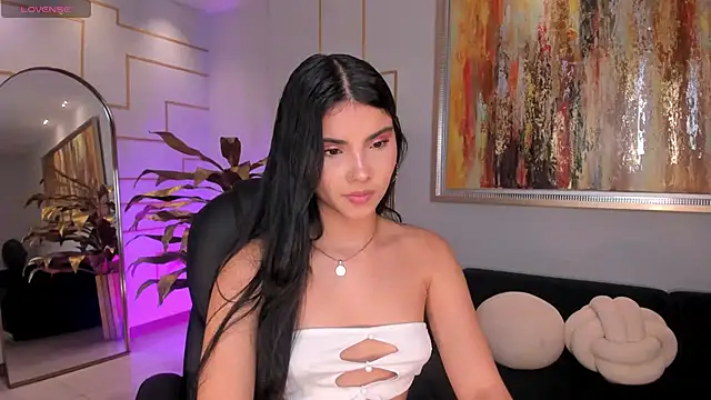 Snapshot of MiaLaurence chatting on November 4, 2025, 7:28 pm MiaLaurence online show from November 4, 2025, 7:28 pm