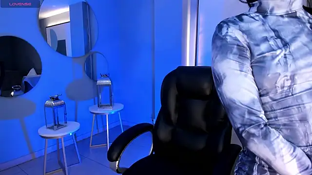 Snapshot of MiaLaurence chatting on November 2, 2025, 11:37 am MiaLaurence online show from November 2, 2025, 11:37 am