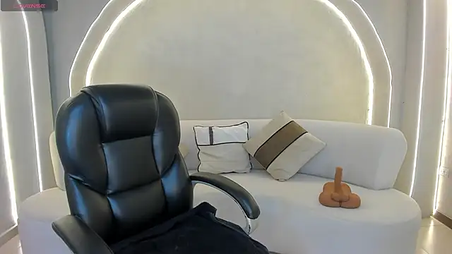 MiaLaurence online show from February 26, 2026, 7:47 pm