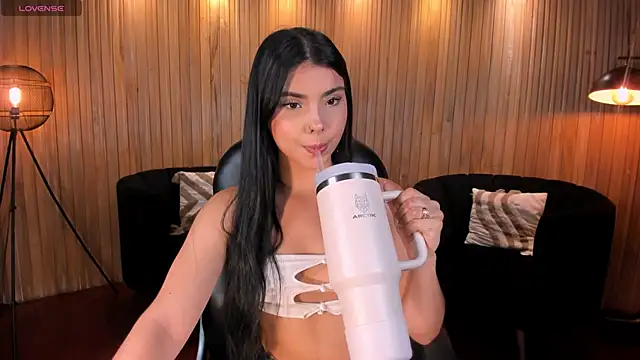 Snapshot of MiaLaurence chatting on May 1, 2026, 6:46 pm MiaLaurence online show from May 1, 2026, 6:46 pm