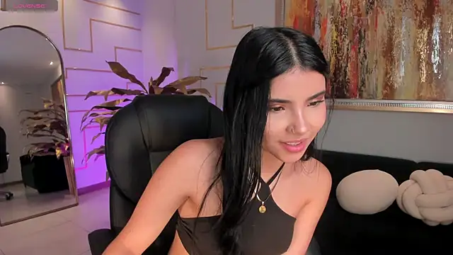 Snapshot of MiaLaurence chatting on November 5, 2025, 7:39 pm MiaLaurence online show from November 5, 2025, 7:39 pm