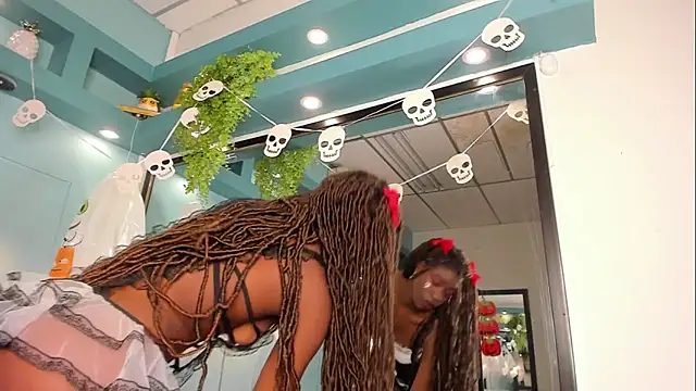 Snapshot of MichellePose chatting on October 31, 2025, 12:13 pm MichellePose online show from October 31, 2025, 12:13 pm