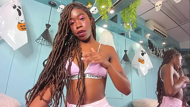 Snapshot of MichellePose chatting on October 22, 2025, 12:48 pm MichellePose online show from October 22, 2025, 12:48 pm