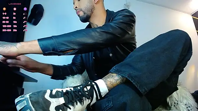 Snapshot of LickMyInk chatting on October 8, 2025, 2:35 am LickMyInk online show from October 8, 2025, 2:35 am