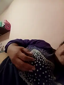 Snapshot of Caroomoom27 chatting on September 17, 2025, 6:48 am Caroomoom27 online show from September 17, 2025, 6:48 am