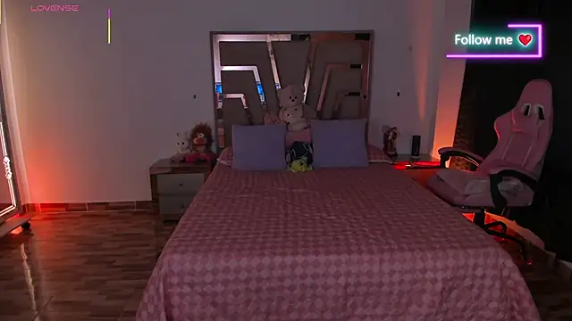 lunaarose online show from April 25, 2026, 3:09 am