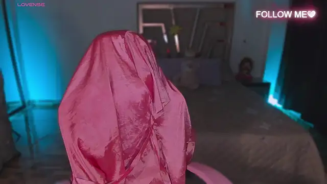 lunaarose online show from December 4, 2025, 1:37 am