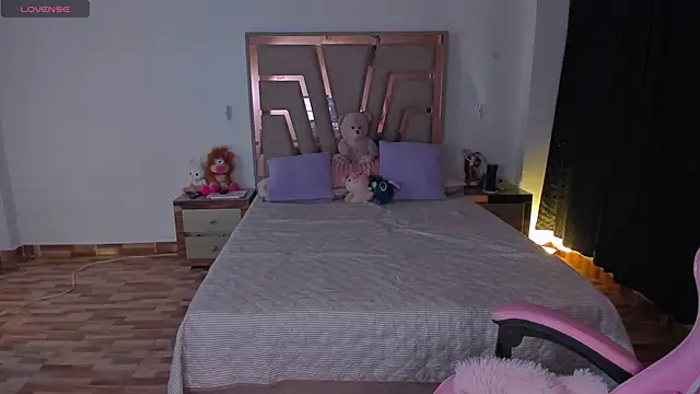 lunaarose online show from April 7, 2026, 3:19 am