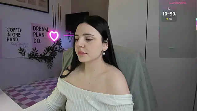 Snapshot of LiaWoow chatting on November 14, 2025, 7:34 am LiaWoow online show from November 14, 2025, 7:34 am