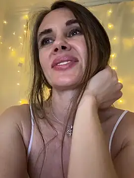 Snapshot of LucieMack chatting on May 31, 2026, 6:20 pm LucieMack online show from May 31, 2026, 6:20 pm